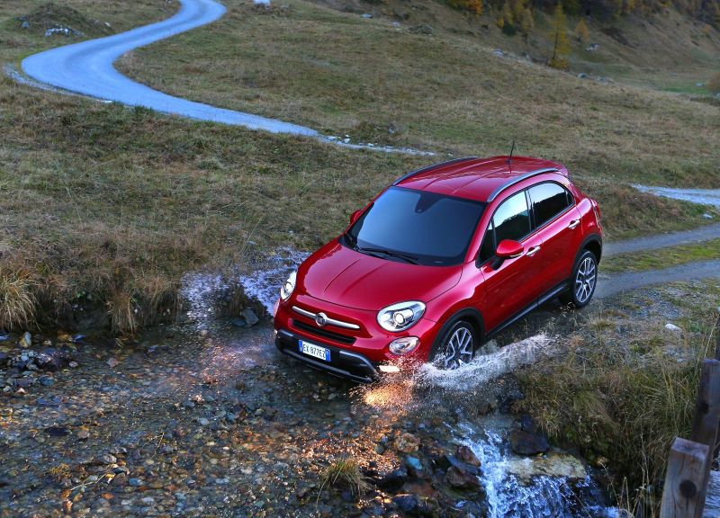 Illustration for article titled No One Will Ever Drive Their 2016 Fiat 500X Like In These Photos